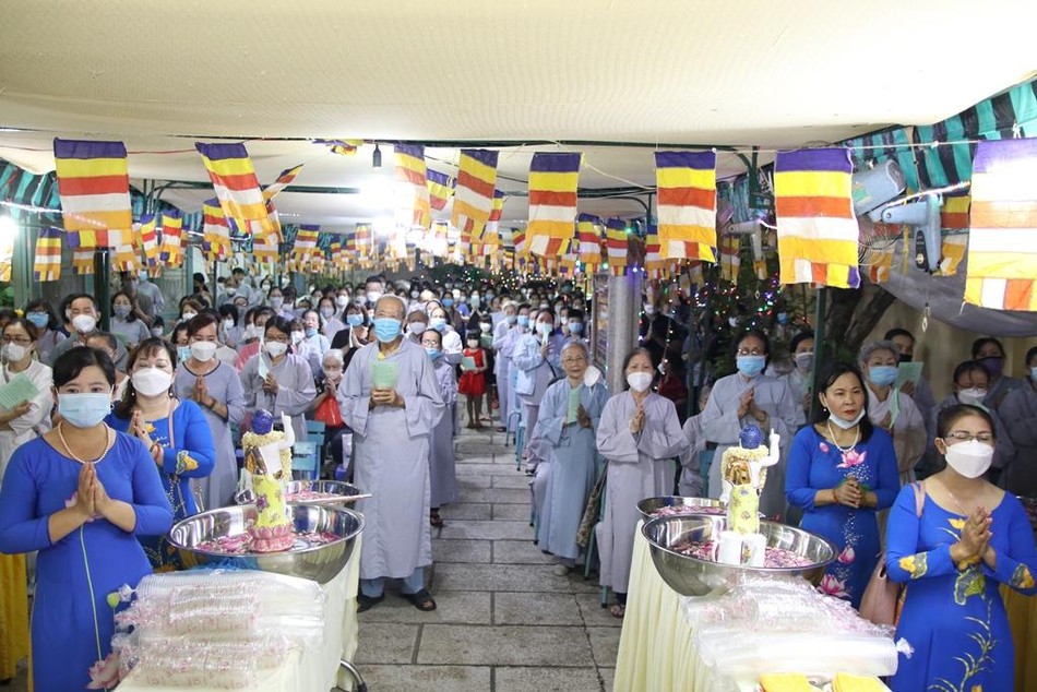 Phật tử tham dự lễ Tắm Phật tại chùa Thiên Tôn Phật tử tham dự lễ Tắm Phật tại chùa Thiên Tôn