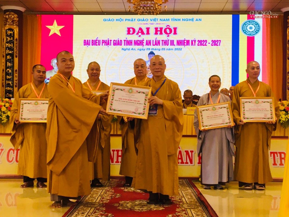 Hòa thượng Thích Bảo nghiêm trao Bằng khen tới các tập thể, cá nhân xuất sắc Hòa thượng Thích Bảo nghiêm trao Bằng khen tới các tập thể, cá nhân xuất sắc