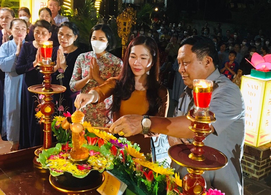 Thành kính thực hiện nghi lễ Tắm Phật Thành kính thực hiện nghi lễ Tắm Phật