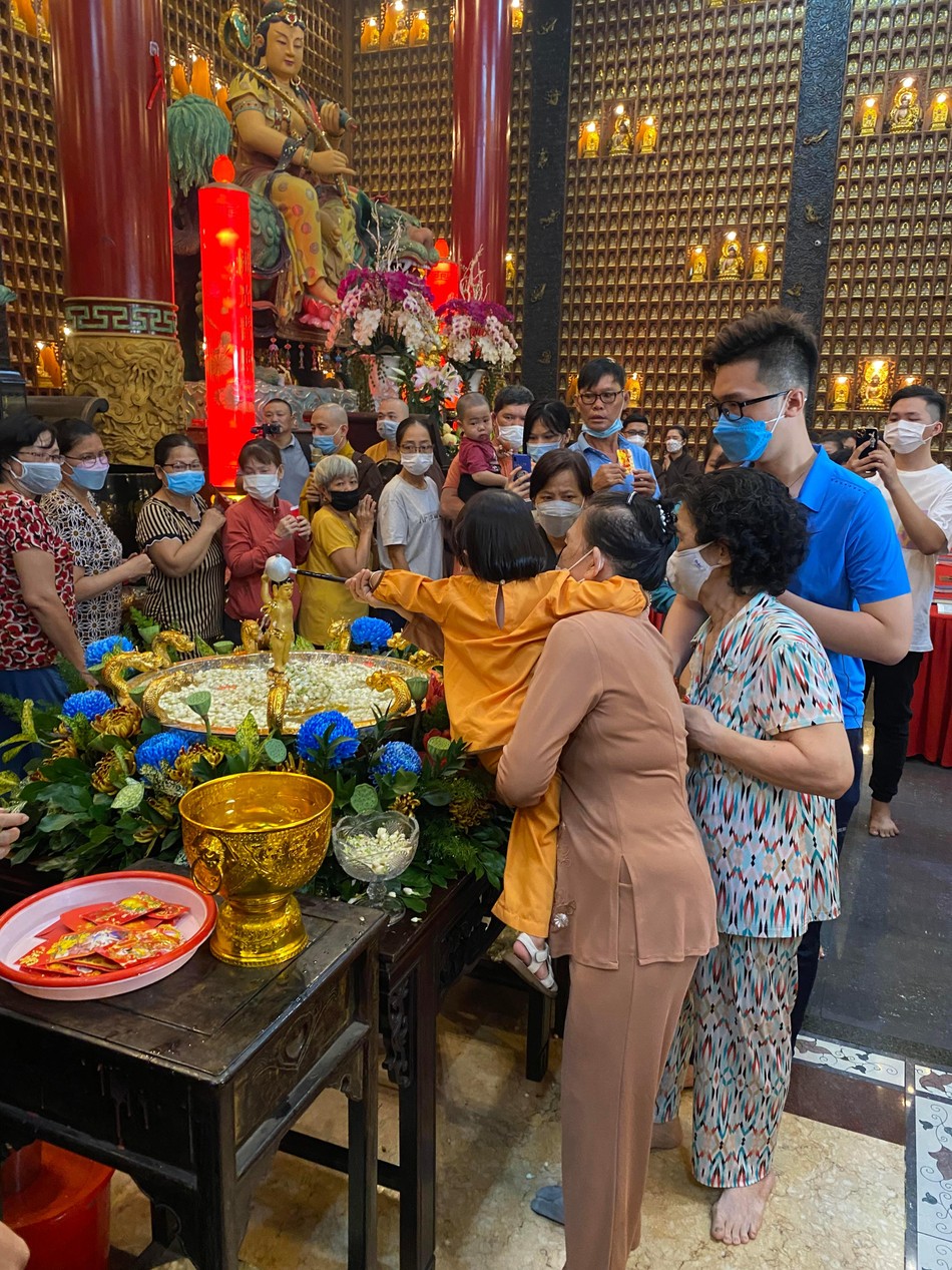 Em cùng bà lễ chùa, Tắm Phật Em cùng bà lễ chùa, Tắm Phật