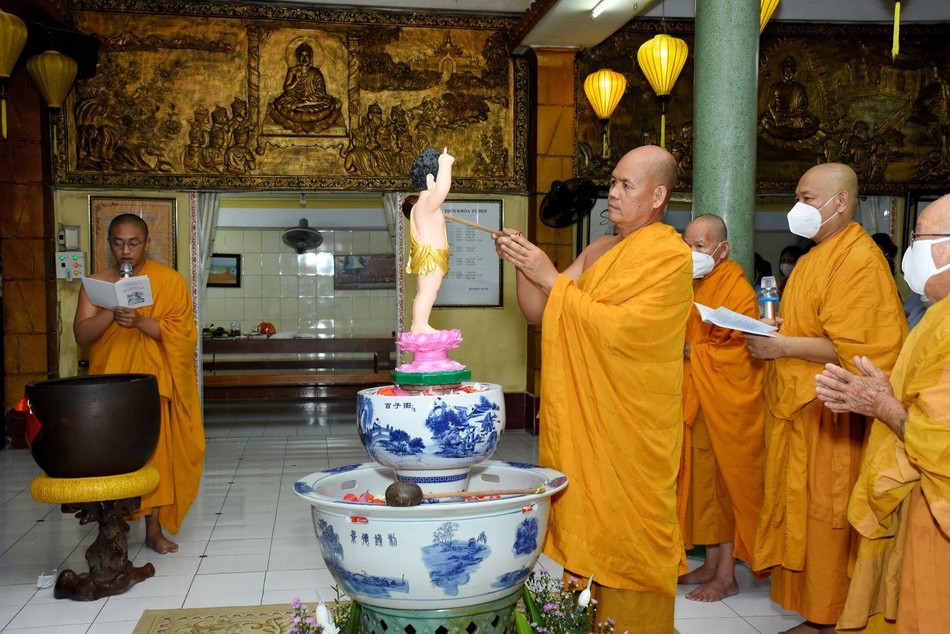 Chư Tăng thực hiện nghi thức Tắm Phật trong tiếng tụng kinh của đại chúng Chư Tăng thực hiện nghi thức Tắm Phật trong tiếng tụng kinh của đại chúng