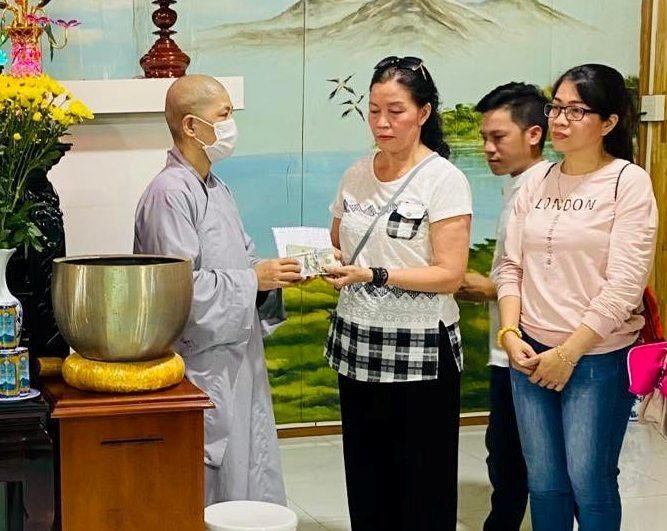 Sư cô Thích nữ An Hạnh tiếp nhận tịnh tài do Phật tử phát tâm cúng dường Sư cô Thích nữ An Hạnh tiếp nhận tịnh tài do Phật tử phát tâm cúng dường