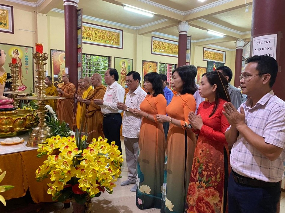 Chư tôn đức cùng đại biểu chính quyền thắp hương Chư tôn đức cùng đại biểu chính quyền thắp hương