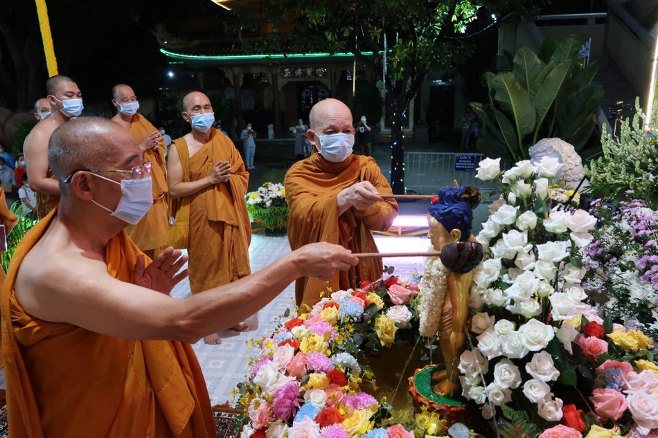 Chư Tăng tịnh xá Trung Tâm lần lượt thực hiện nghi thức Tắm Phật Chư Tăng tịnh xá Trung Tâm lần lượt thực hiện nghi thức Tắm Phật