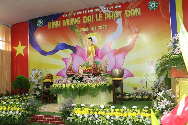 Lễ đài Kính mừng Đại lễ Phật đản Phật lịch 2566 của Phật giáo huyện Lai Vung