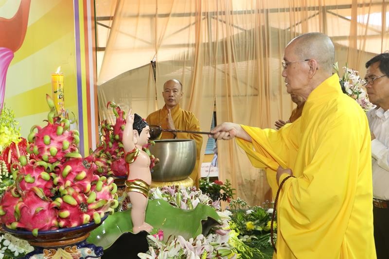 Thực hiện nghi thức Tắm Phật truyền thống