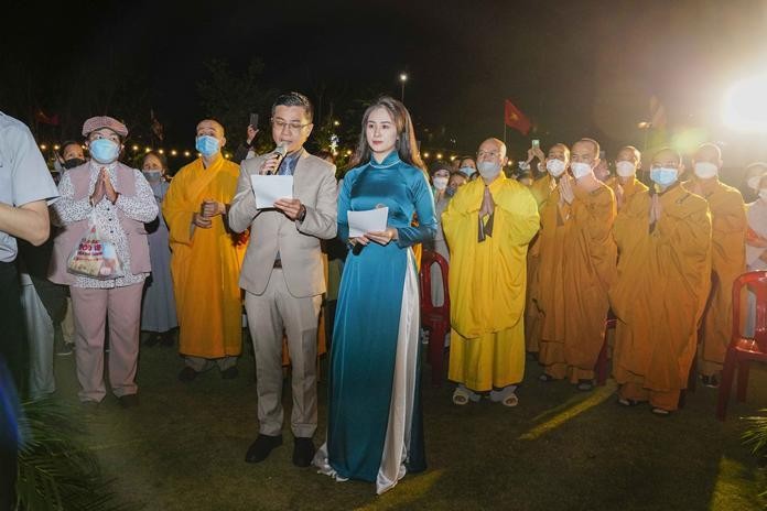 Hai MC dẫn chương trình buổi lễ Hai MC dẫn chương trình buổi lễ