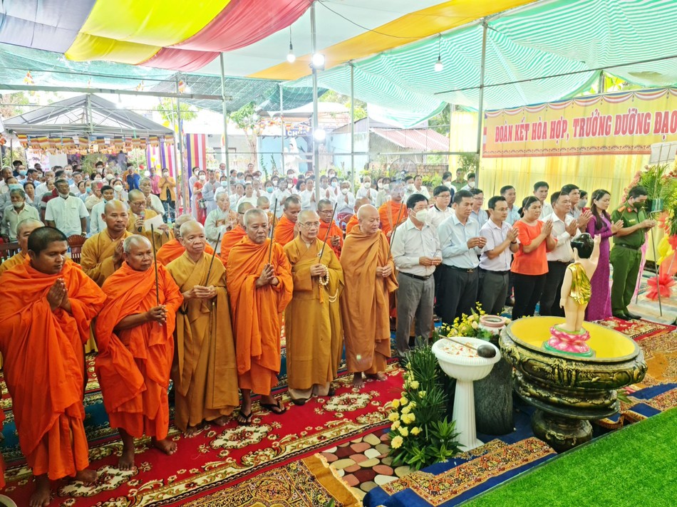 Chư tôn đức cùng đại biểu niêm hương cúng dường Tam bảo