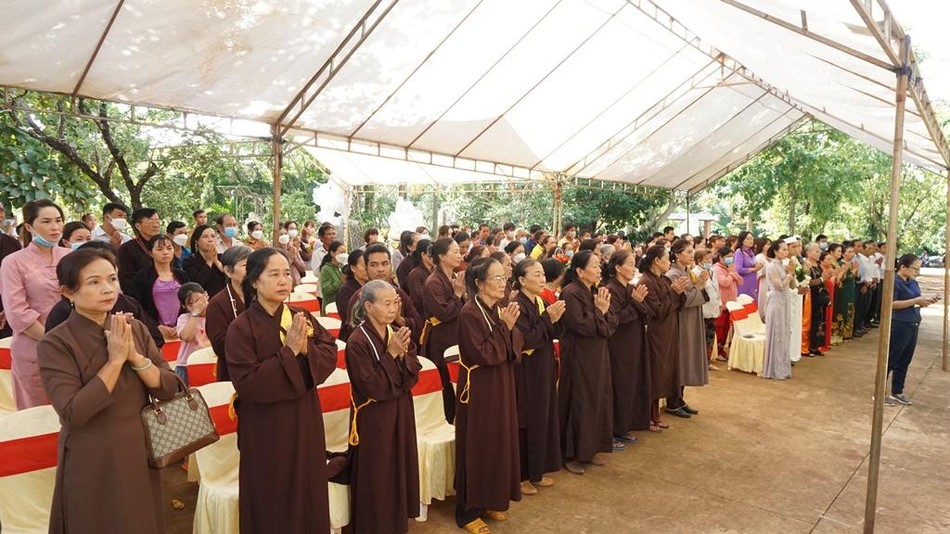 Đại biểu chính quyền và Phật tử tham dự lễ Đại biểu chính quyền và Phật tử tham dự lễ