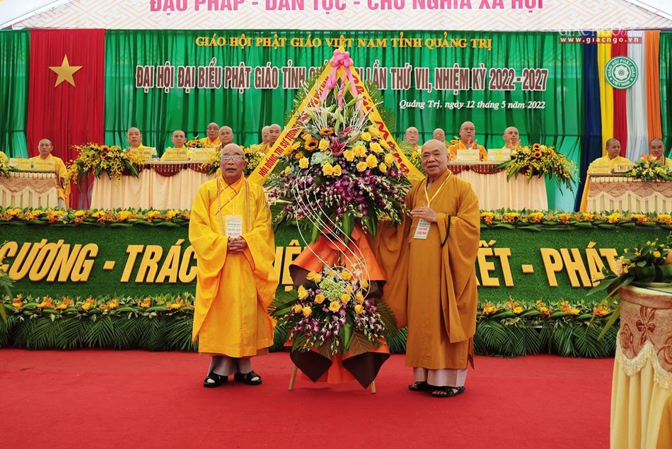 Hòa thượng Thích Thiện Pháp thay mặt Hội đồng Trị sự GHPGVN tặng hoa chúc mừng đại hội Hòa thượng Thích Thiện Pháp thay mặt Hội đồng Trị sự GHPGVN tặng hoa chúc mừng đại hội