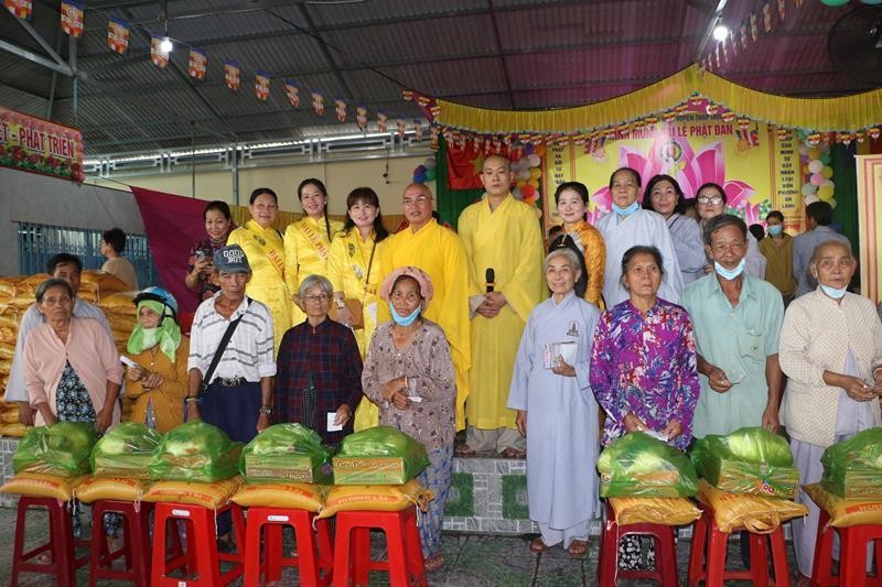 Tặng quà đến bà con nghèo tại huyện Tháp Mười