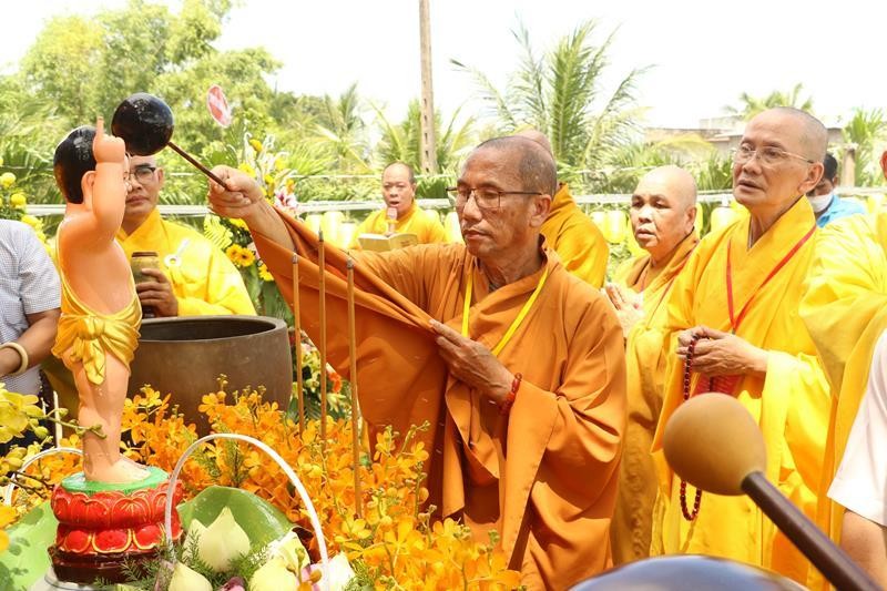 Cử hành nghi thức Tắm Phật