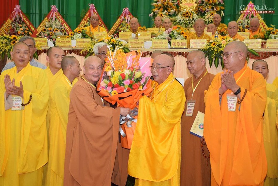 Hòa thượng Thích Thiện Nhơn, Chủ tịch Hội đồng Trị sự tặng hoa chúc mừng Hòa thượng Thích Thiện Tấn tái suy cử Trưởng ban Trị sự Phật giáo tỉnh Quảng Trị Hòa thượng Thích Thiện Nhơn, Chủ tịch Hội đồng Trị sự tặng hoa chúc mừng Hòa thượng Thích Thiện Tấn tái suy cử Trưởng ban Trị sự Phật giáo tỉnh Quảng Trị