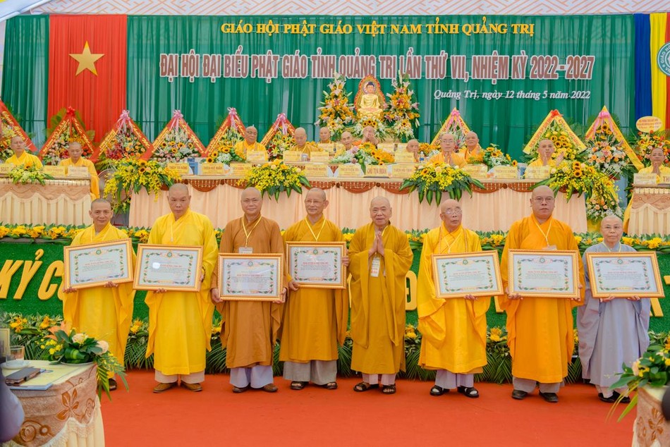 Tặng Bằng tuyên dương công đức Tặng Bằng tuyên dương công đức