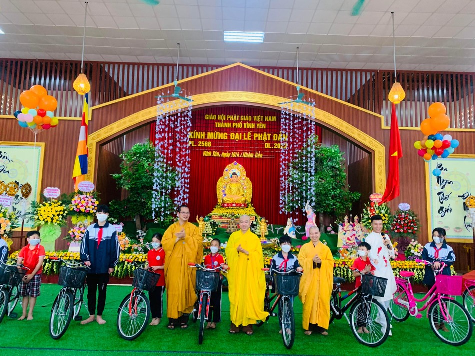 Tặng quà cho các em học sinh Tặng quà cho các em học sinh