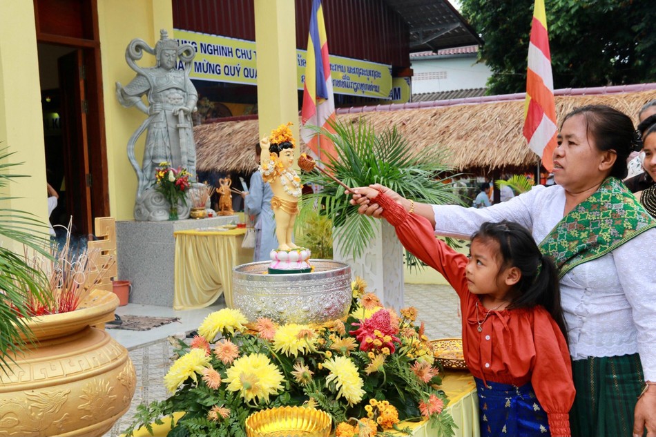 Phật tử Lào thực hiện nghi thức Tắm Phật