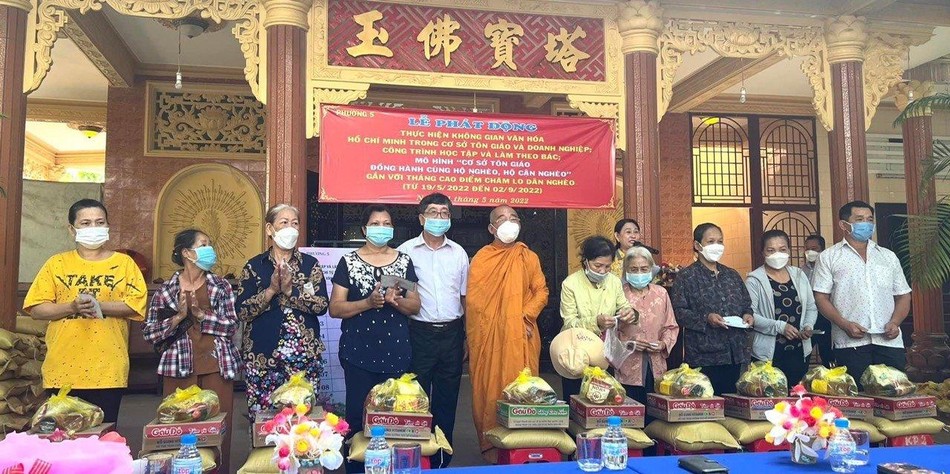 Hòa thượng Thích Minh Lộc, Cố vấn Ban Trị sự Phật giáo quận Bình Thạnh, phó trụ trì tịnh xá Trung Tâm cùng đại diện chính quyền phường 5, quận Bình Thạnh trong buổi tặng quà