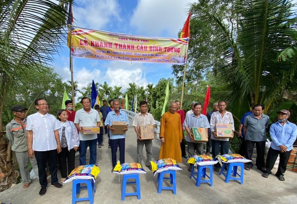 Khánh thành cầu Bỉnh Tường và trao quà cho bà con nghèo ở xã Ba Trinh Khánh thành cầu Bỉnh Tường và trao quà cho bà con nghèo ở xã Ba Trinh
