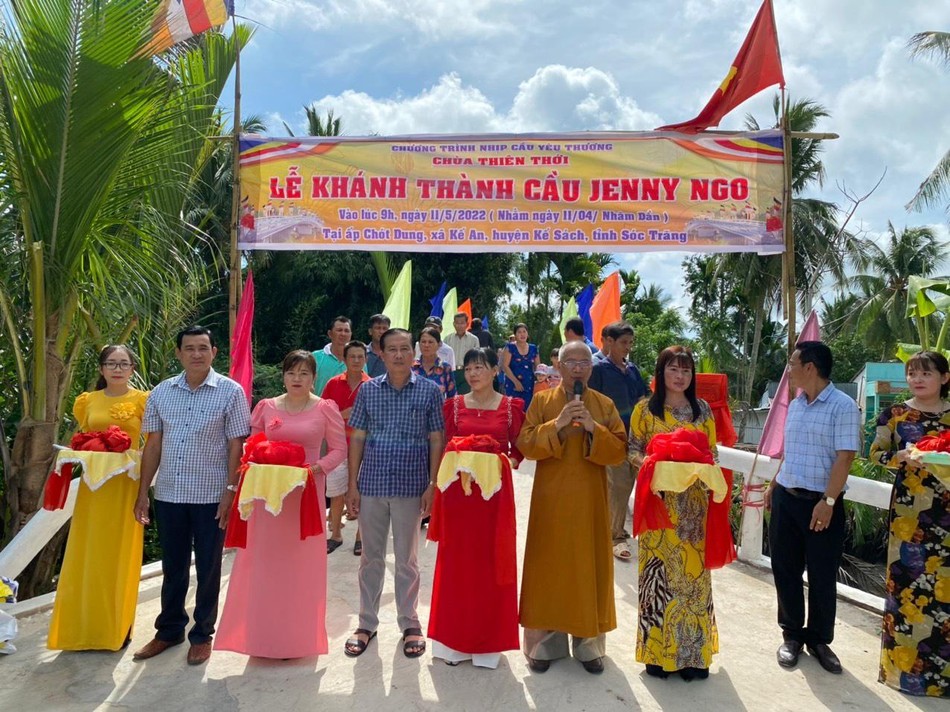 Hòa thượng Thích Minh Hạnh phát biểu trong lễ khánh thành cầu Jenny Ngo được xây dựng tại ấp Chót Dung, xã Kế Thành Hòa thượng Thích Minh Hạnh phát biểu trong lễ khánh thành cầu Jenny Ngo được xây dựng tại ấp Chót Dung, xã Kế Thành