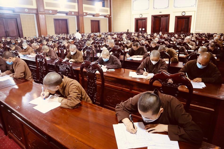 Tăng Ni sinh tập trung làm bài thi Tăng Ni sinh tập trung làm bài thi