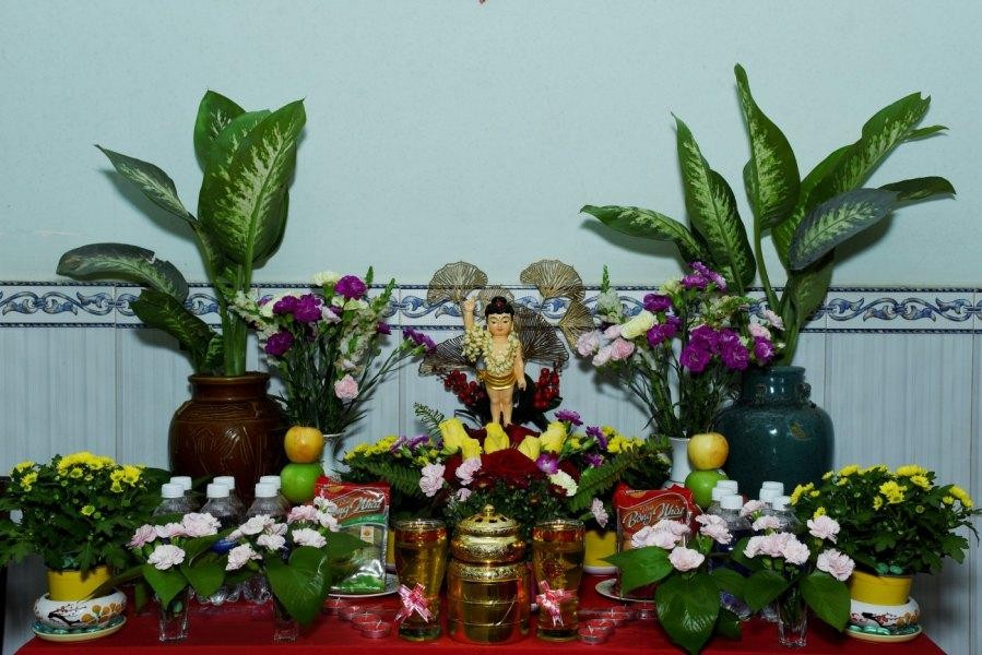 Hoa, đèn trang nghiêm trên bàn Phật đản sanh tại tư gia Phật tử Hoa, đèn trang nghiêm trên bàn Phật đản sanh tại tư gia Phật tử
