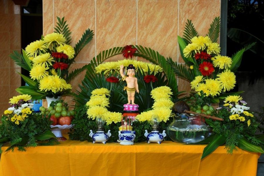 "Vì chúng sanh Như Lai thị hiện" "Vì chúng sanh Như Lai thị hiện"