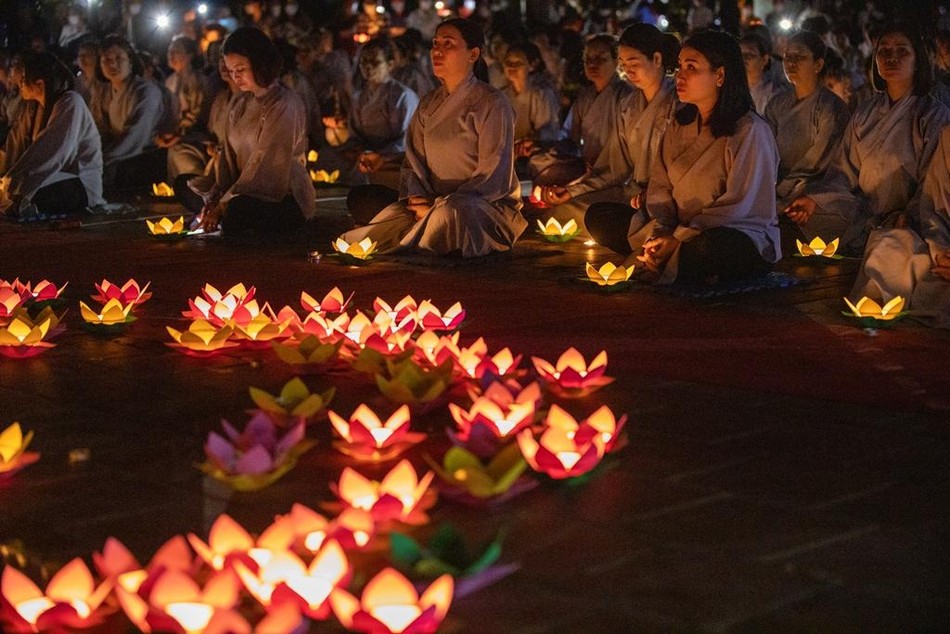 Thắp hoa đăng Thắp hoa đăng