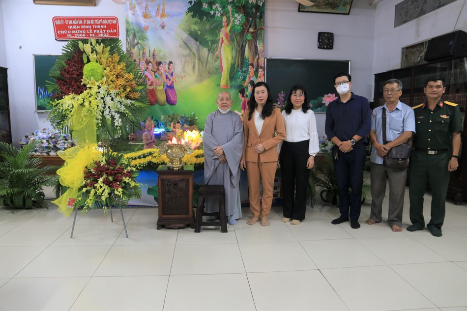 Ni trưởng Thích nữ Từ Nhẫn, trụ trì chùa Phước Viên đón tiếp đoàn lãnh đạo quận chúc mừng lễ Phật đản