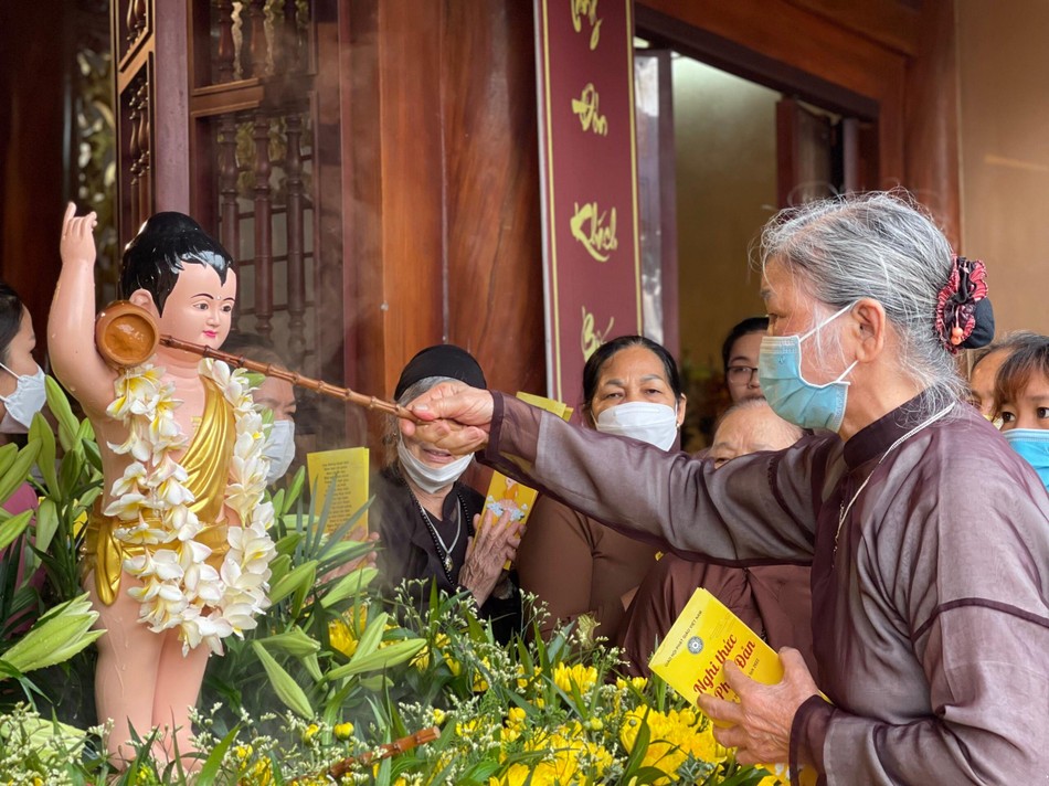 Thành kính thực hiện nghi thức Tắm Phật