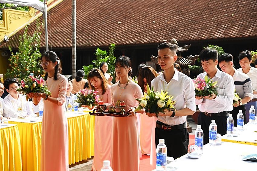 Dâng hoa cúng dường