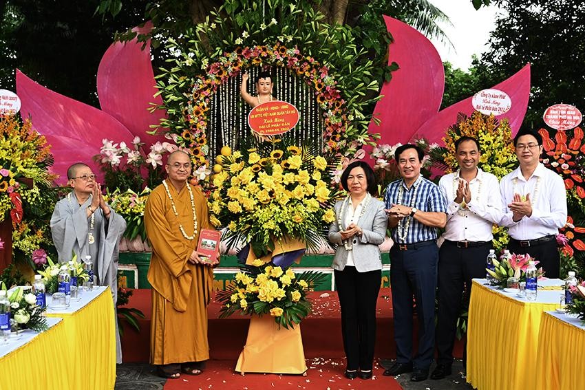 Đại đức Thích Nguyên Chính hoan hỷ nhận lẵng hoa tươi thắm của đoàn lãnh đạo quận Tây Hồ