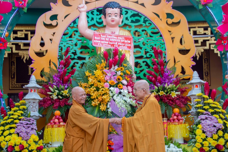 Ban Thường trực Ban Trị sự GHPGVN TP.HCM tặng hoa chúc mừng Ban Thường trực Ban Trị sự GHPGVN TP.HCM tặng hoa chúc mừng