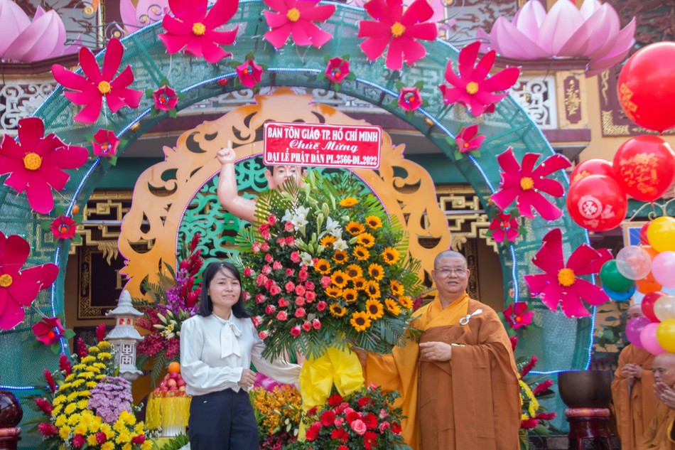 Ban Tôn giáo TP.HCM tặng hoa chúc mừng lễ Phật đản đến Ban Trị sự Phật giáo huyện Hóc Môn Ban Tôn giáo TP.HCM tặng hoa chúc mừng lễ Phật đản đến Ban Trị sự Phật giáo huyện Hóc Môn