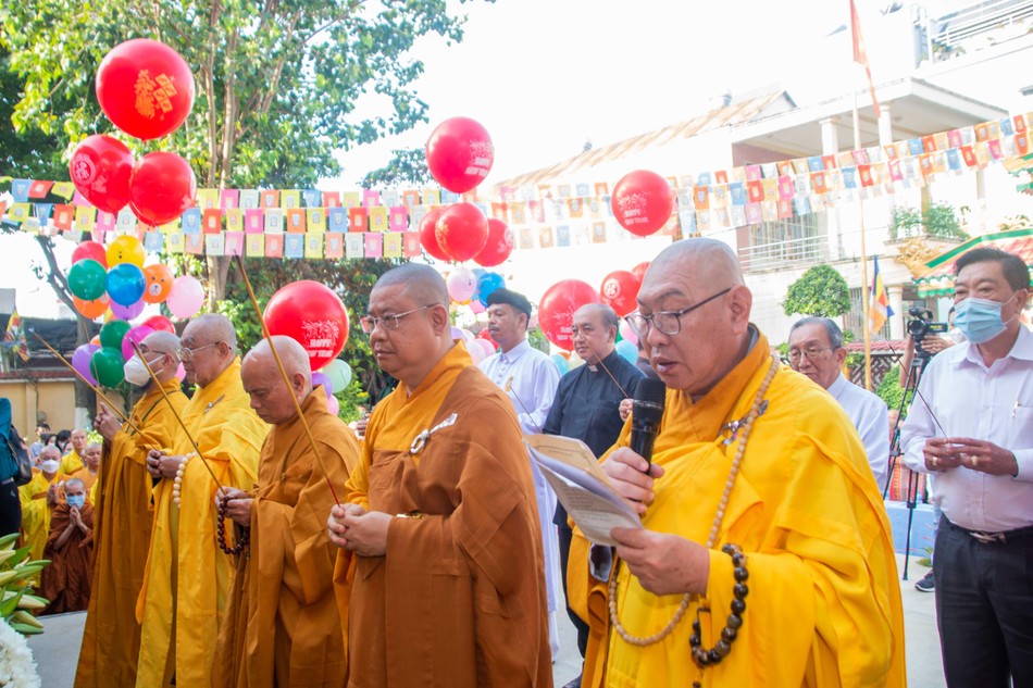 Chư tôn đức, đại biểu niêm hương bạch Phật Chư tôn đức, đại biểu niêm hương bạch Phật