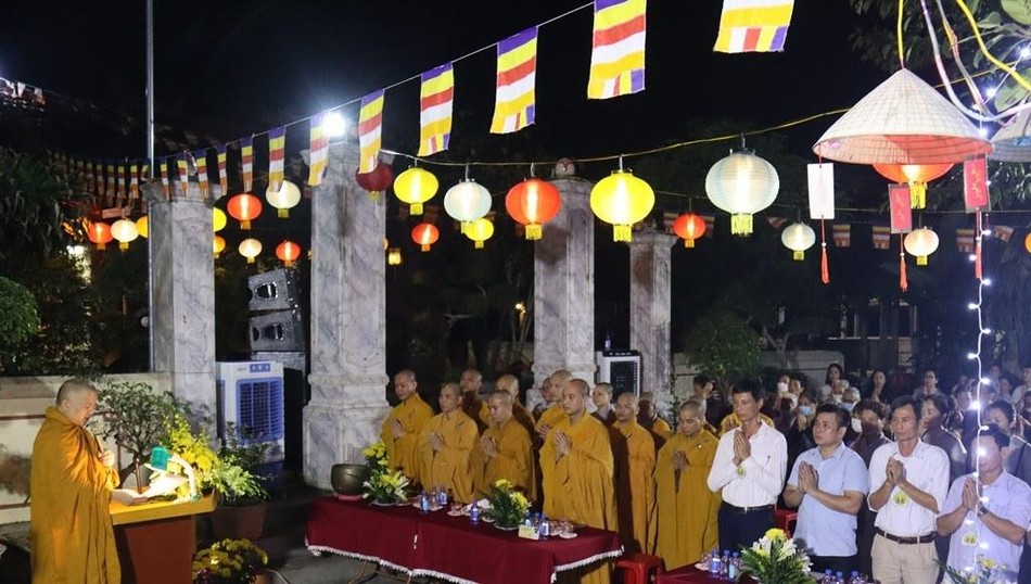 Đại chúng chắp tay lắng nghe Thông điệp Đại lễ Phật đản Phật lịch 2566 của Đức Quyền Pháp chủ GHPGVN