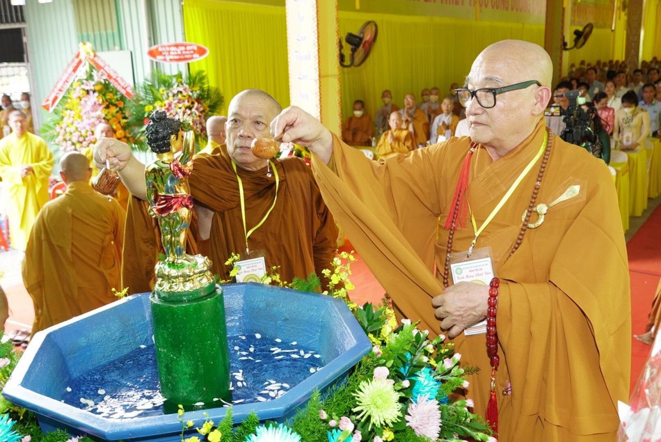 Thực hiện nghi thức Tắm Phật truyền thống Thực hiện nghi thức Tắm Phật truyền thống