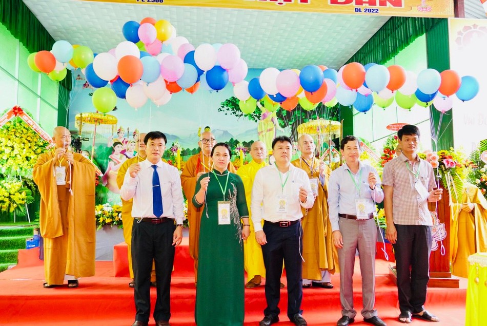 Thả bong bóng gửi theo thông điệp cầu hòa bình cho nhân loại Thả bong bóng gửi theo thông điệp cầu hòa bình cho nhân loại