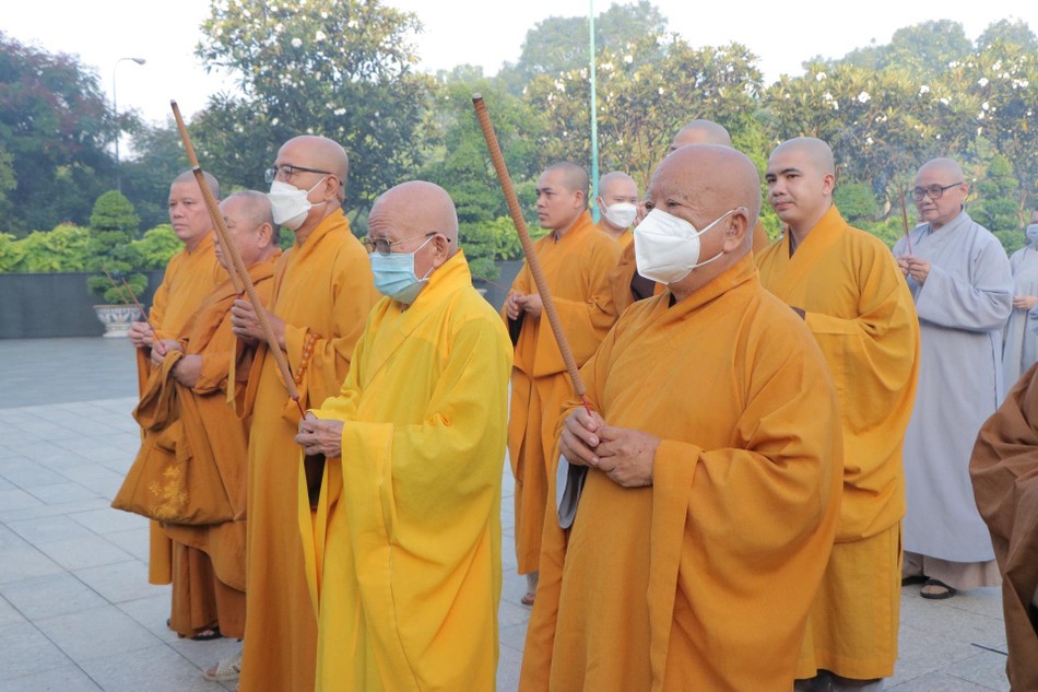 Chư tôn đức Tăng Ni dâng hương tưởng niệm các anh hùng liệt sĩ Chư tôn đức Tăng Ni dâng hương tưởng niệm các anh hùng liệt sĩ