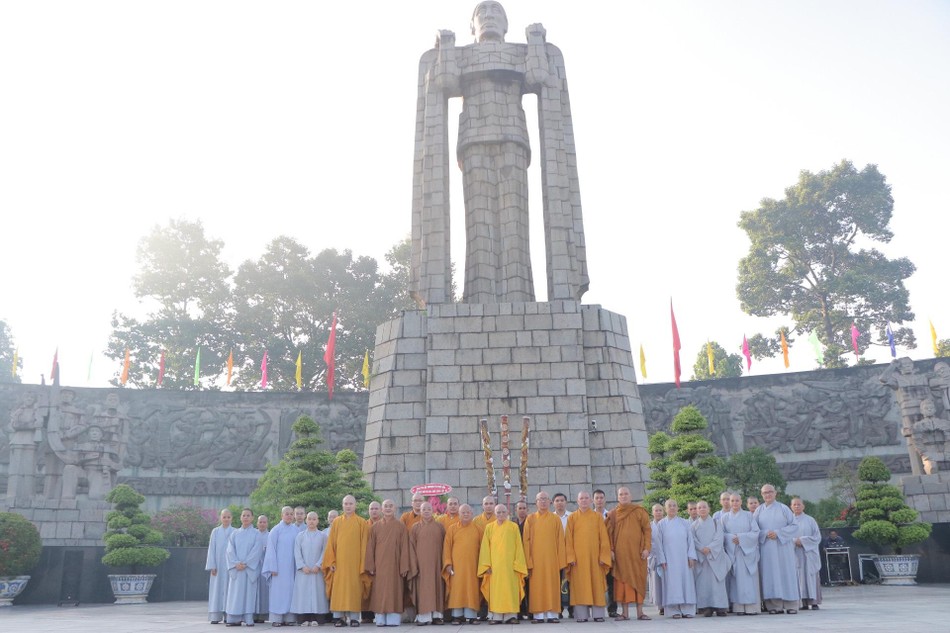 Chụp ảnh tại Đài Liệt sĩ Chụp ảnh tại Đài Liệt sĩ