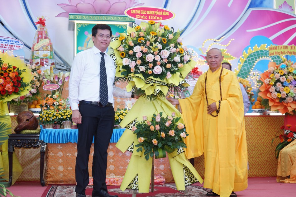 Ban Tôn giáo TP.Đà Nẵng tặng hoa chúc mừng Ban Tôn giáo TP.Đà Nẵng tặng hoa chúc mừng