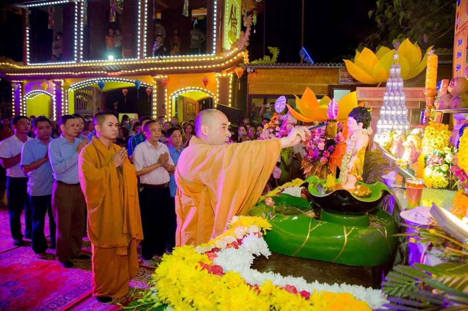 Nghi lễ tắm Phật tại chùa Non Nước