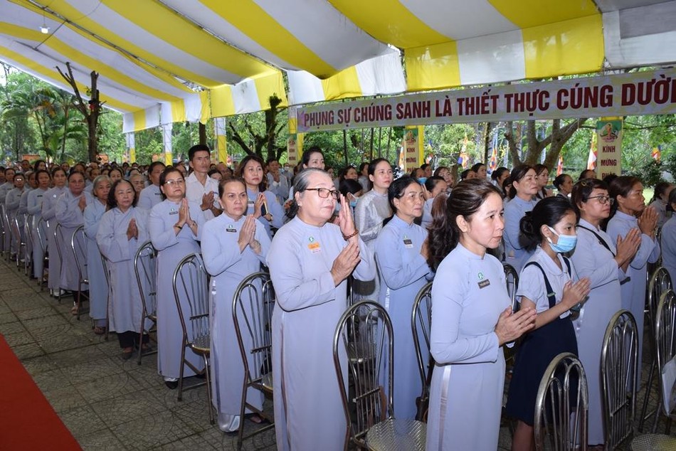 Đông đảo các Phật tử đồng tham dự