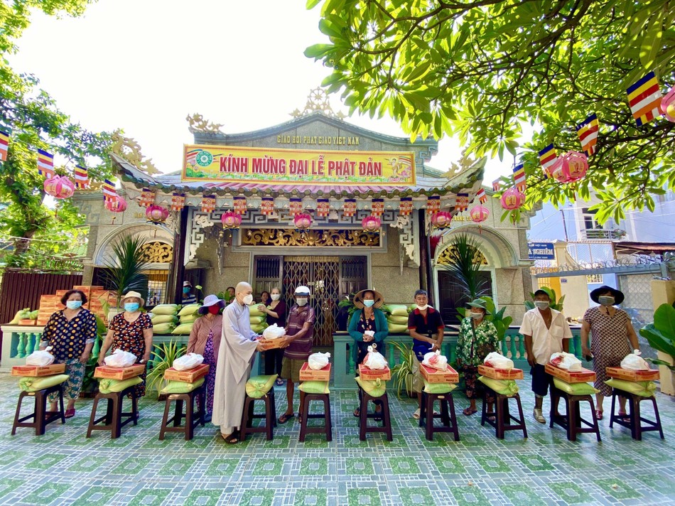 Sư cô Thích nữ Như Hướng tận tay trao quà đến người dân Sư cô Thích nữ Như Hướng tận tay trao quà đến người dân