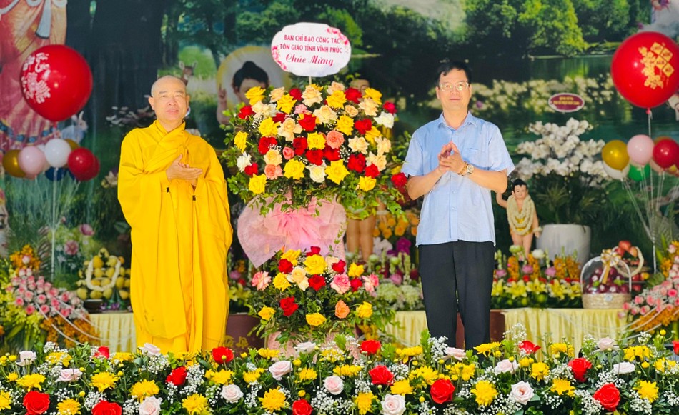 Ban Chỉ đạo công tác Tôn giáo tỉnh Vĩnh Phúc trao tặng lẵng hoa tươi thắm