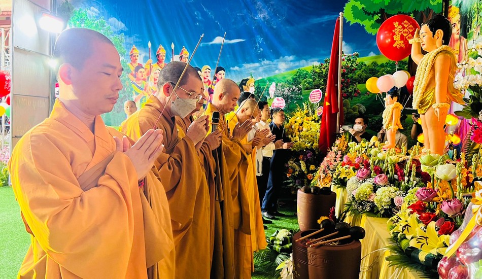 Chư tôn đức thành kính dâng hương