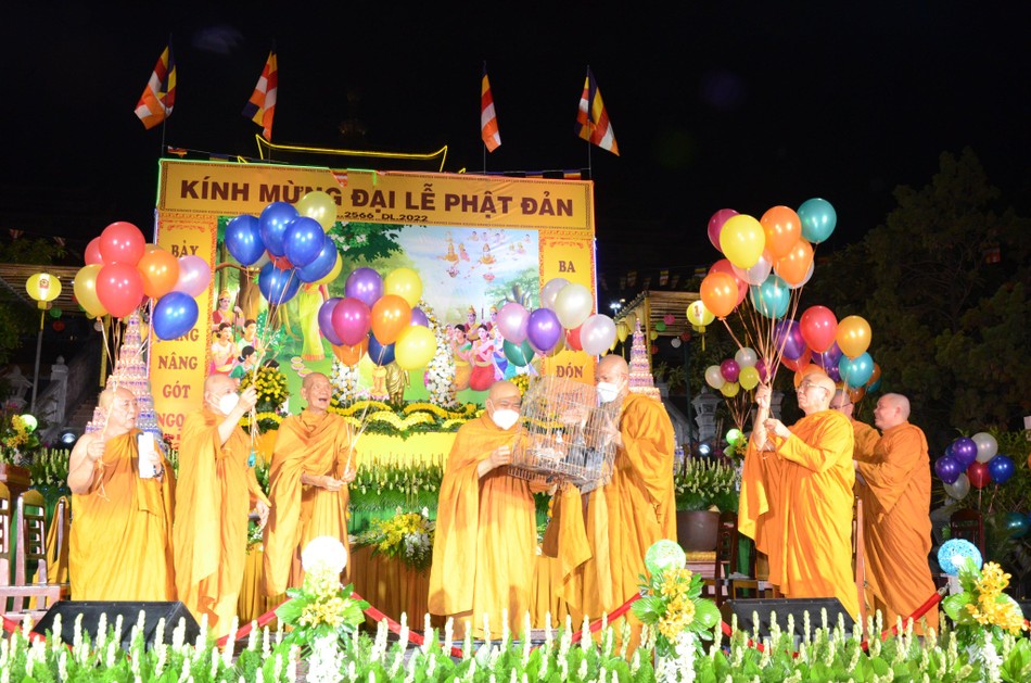 Chư tôn giáo phẩm thả chim bồ câu và bong bóng Chư tôn giáo phẩm thả chim bồ câu và bong bóng