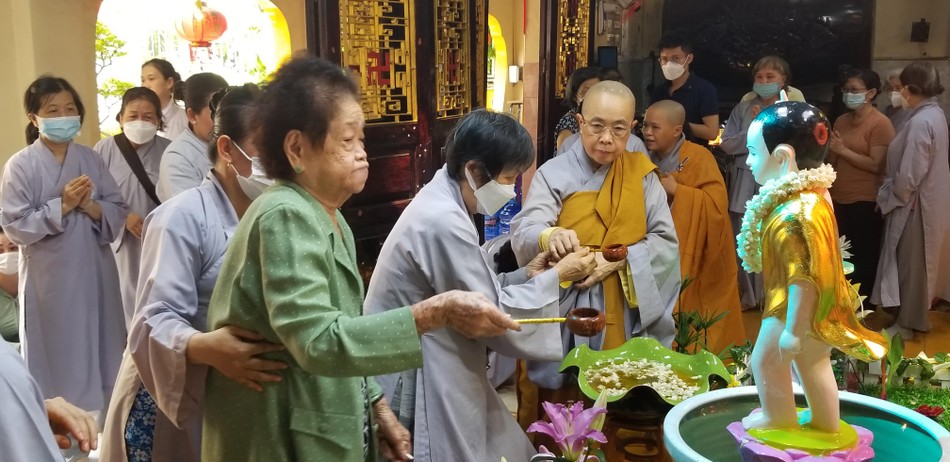 Hướng dẫn Phật tử thực hiện nghi thức Tắm Phật