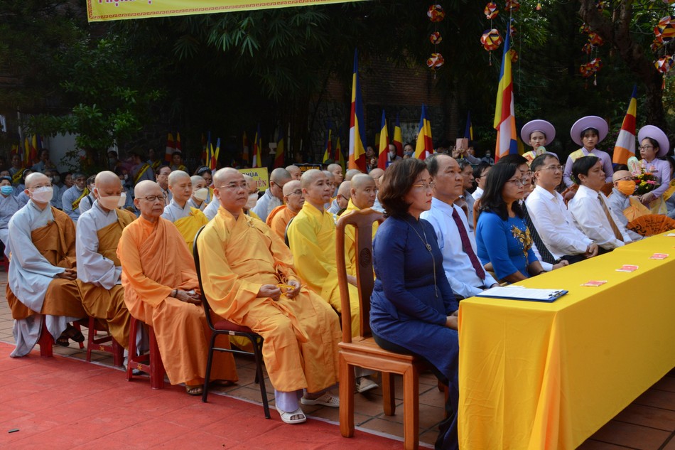 Đại biểu chính quyền cùng chư Tăng Ni tham dự buổi lễ