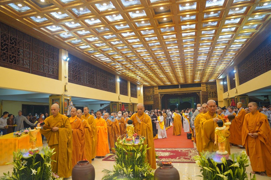 Chư Tăng cử hành nghi thức Tắm Phật