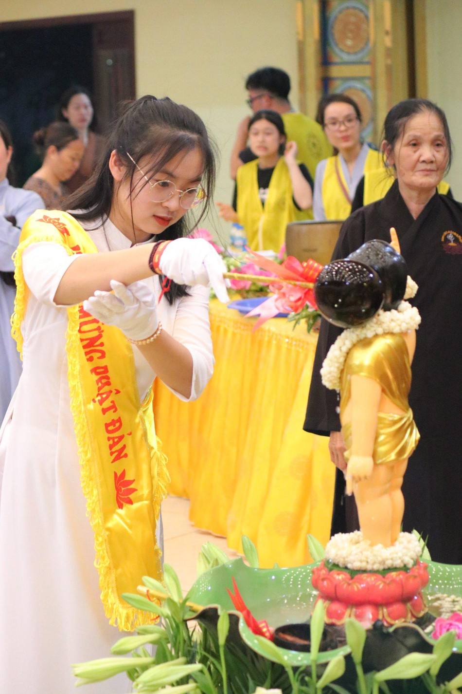 Thành kính Tắm Phật